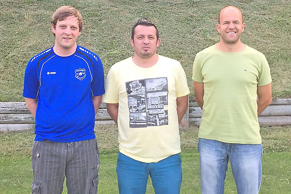 Auf eine erfolgreiche Zukunft mit Trainer Bernd Lipp (Mitte) hofft die Vereinsführung des SV Villenbach mit Abteilungsleiter Markus Ohnheiser (links) und Vorsitzendem Martin Baumeister (rechts).  Foto: Otmar Ohnheiser