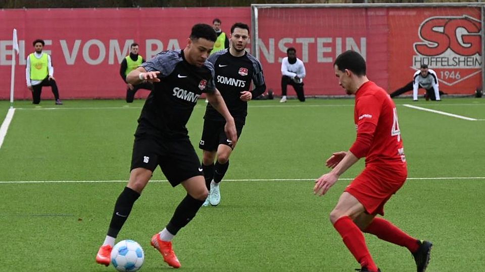 SG-Neuzugang Malik Yerima (links) im Duell mit Steinwendens Nico Trapp.	Foto: Jochen Werner