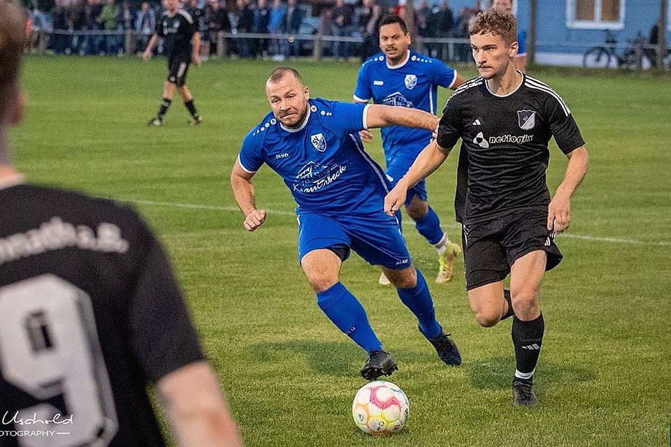Spielertrainer Sebastian Ring (in Blau) erzielte das frühe Führungstor des SV Diendorf.