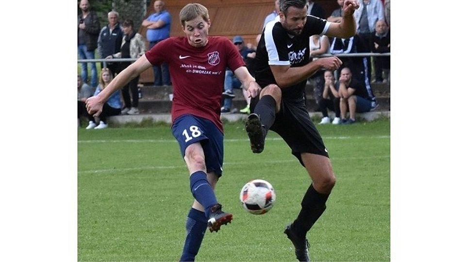 Michael Mohler (rechts) unterlag mit dem VfL Lauterbach deutlich gegen das Team des TSV Pilgerzell. 	Foto: Zinn