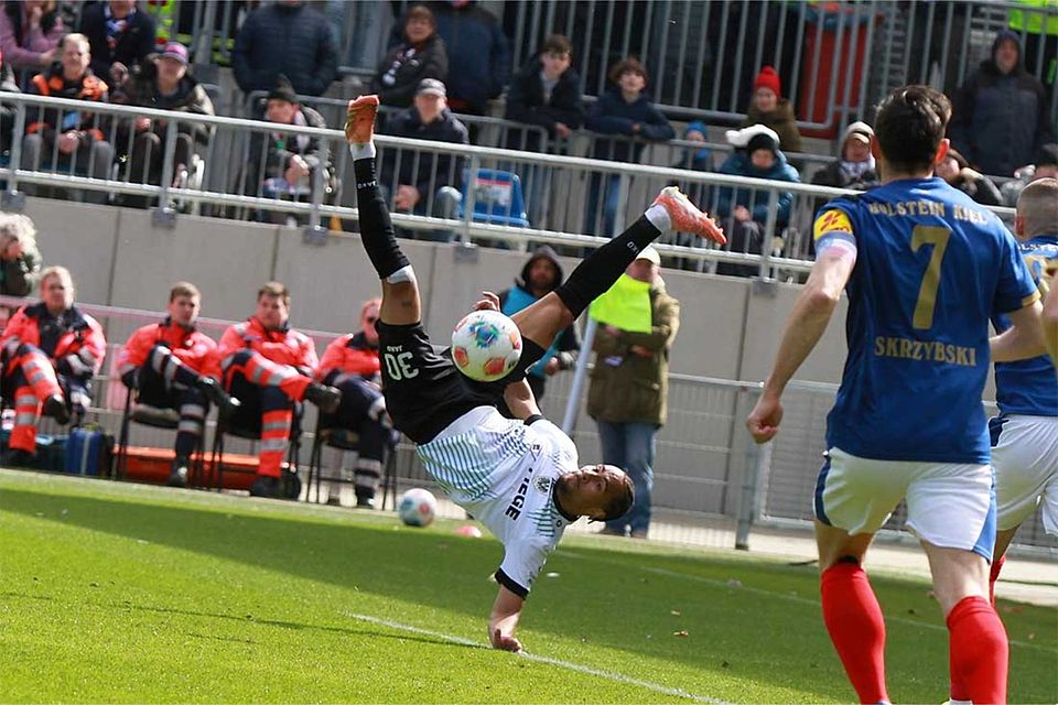 Dieser Fallrückzieher von Etienne Amenyido (Preußen Münster) am Torraum missglückt zum Glück für Holstein Kiel. 