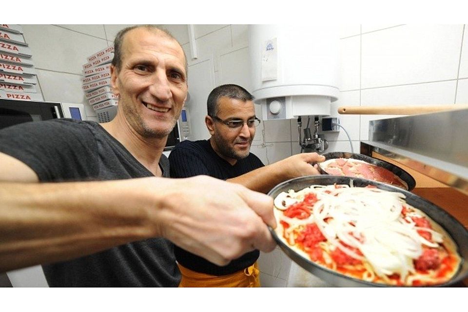 Gelernt ist gelernt: Ciro Ronzetti weiß, wie eine richtige italienische Pizza zubereitet werden muss. Einige Geheimnisse verrät er auch Sami Mabrouk.  F: Joern Spreen-Ledebur