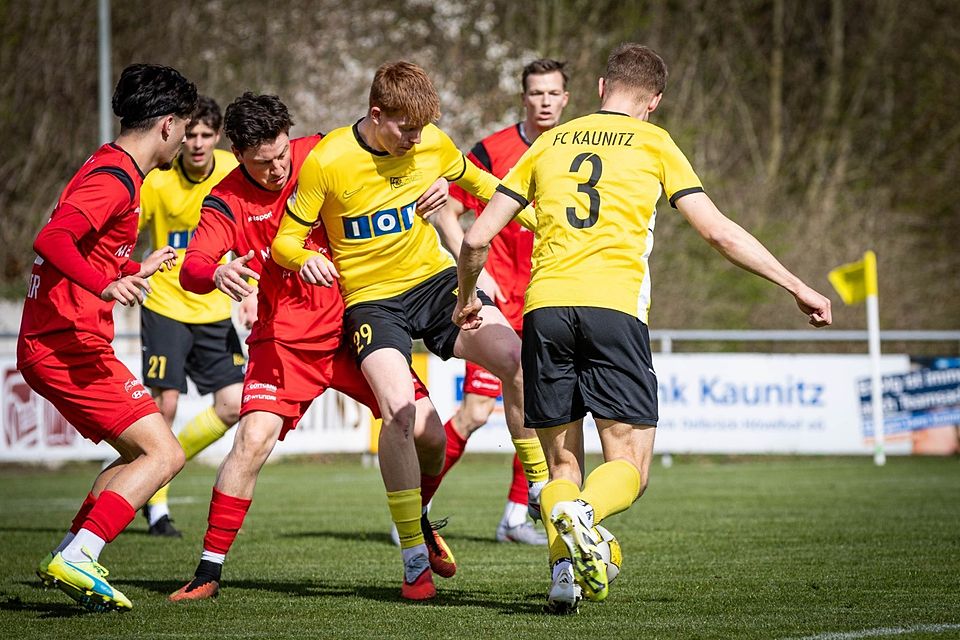 Lennart Brink (Mitte) entscheidet mit seinem Treffer zum 2:0 das Heimspiel gegen den Spielverein Westfalia Soest. Leon Schmidt (r.) bringt den FC Kaunitz in der elften Minute mit 1:0 in Führung. Lennart Brink (Mitte) entscheidet mit seinem Treffer zum 2:0 das Heimspiel gegen den Spielverein Westfalia Soest. Leon Schmidt (r.) bringt den FC Kaunitz in der elften Minute mit 1:0 in Führung.