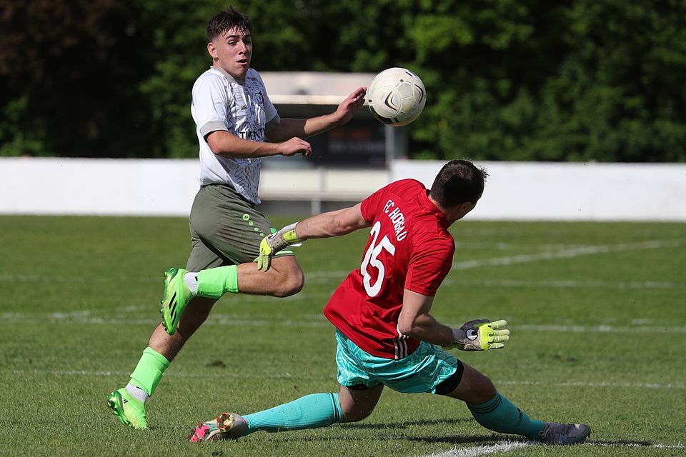 Paul Iffarth (links) ist mit dem FC Stätzling noch mitten im Rennen um Platz zwei.