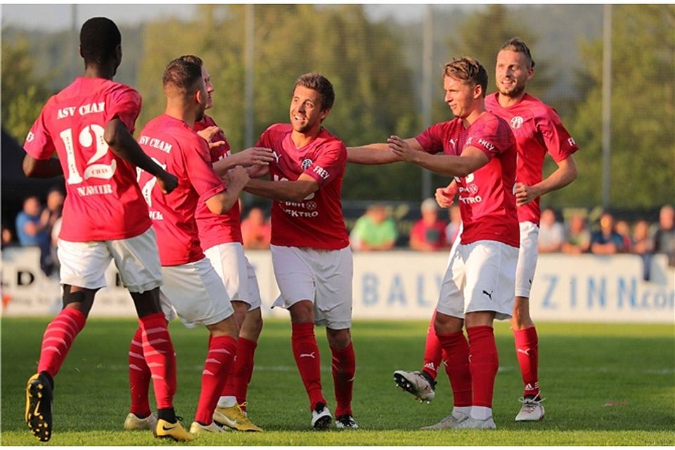 Geht es nach dem Bayernligakickern des ASV Cham, darf gegen den TSV Großbardorf gerne gejubelt werden. Foto: Simon Tschannerl