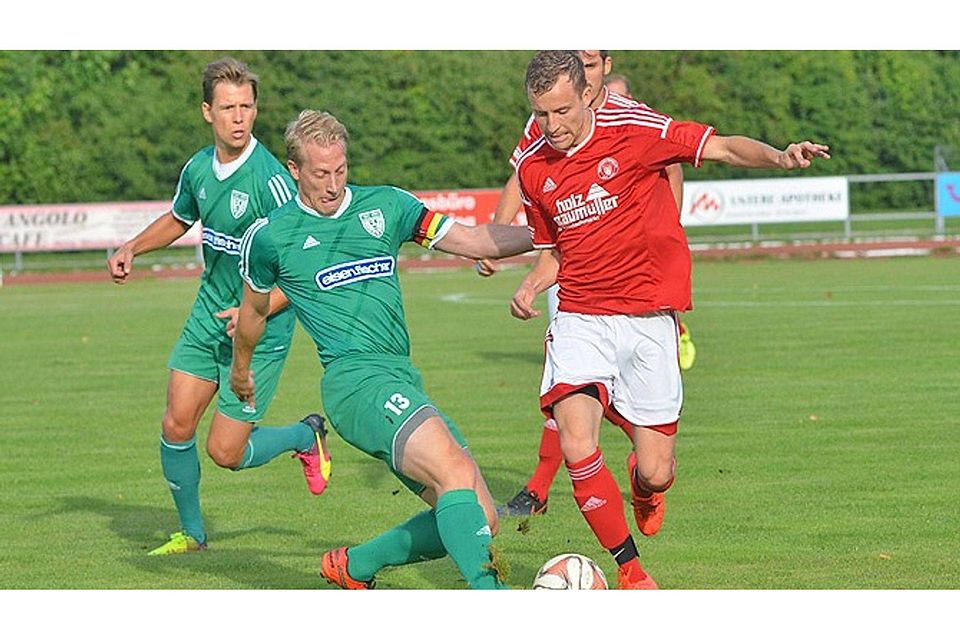 TSV-Kapitän Stefan Raab stoppt den Meringer Daniel Greimel mit fairem Einsatz. Links Nico Oefele.  Foto: Peter Kleist