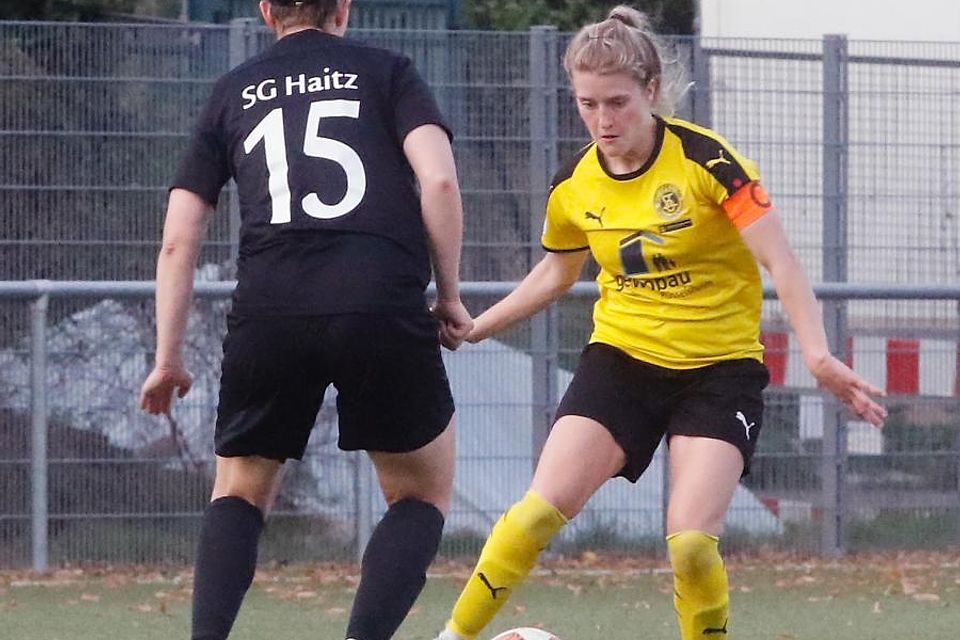 Sarah Sieber (mit Ball) und die übrigen Hessenliga-Fußballerinnen des SC Opel Rüsselsheim müssen sich schon wieder auf einen neuen Trainer einstellen. Vor dem 1:7 gegen die SG Haitz (Anja Gudrun Noglik) trat Karim Klabi zurück.