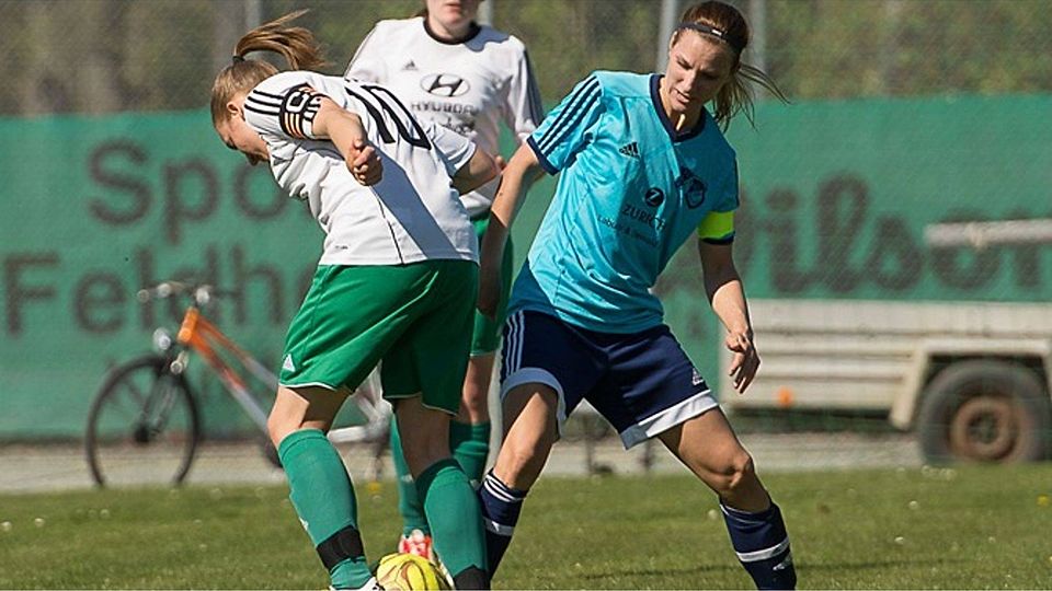 Die neue Nummer eins im Frauenfußball am Hochrhein? SG-Kapitänin Lena Casar (rechts, gegen Nadine Wetzel vom Absteiger FC Hausen).    | Foto: Norbert Kreienkamp