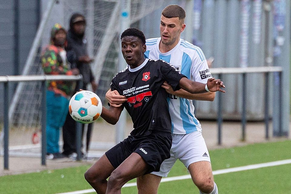 Ganz nah am Gegenspieler: Robin Ahns (weiß-blaues Trikot, Archivbild) spielte bei Vichttal bisher sehr häufig von Anfang an und bis auf eine Ausnahme immer durch.