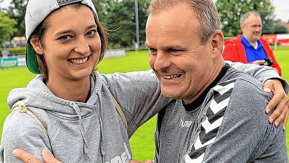 Erfolgreiches Duo: Henstedt-Ulzburgs Trainer Tobias Homp (re.) und seine Torjägerin Alina Witt. Foto: mai