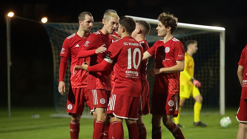 Die SG Ruwertal hatte den besseren Start und das bessere Ende für sich. Hier bejubeln die Gäste das 0:1 durch Fabian Regel (Zweiter von links), das Philipp Kartz (mit der Nummer 10) mustergültig vorbereitet hatte. 