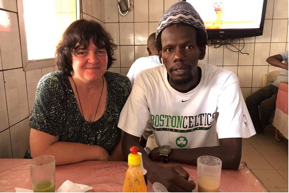 Laye, hier zusammen mit Gabi auf einer Ihrer Reisen in den Senegal, ist einer der Helfer vor Ort, der in Kaolack die Lebensmitteleinkäufe und -verteilung übernimmt.