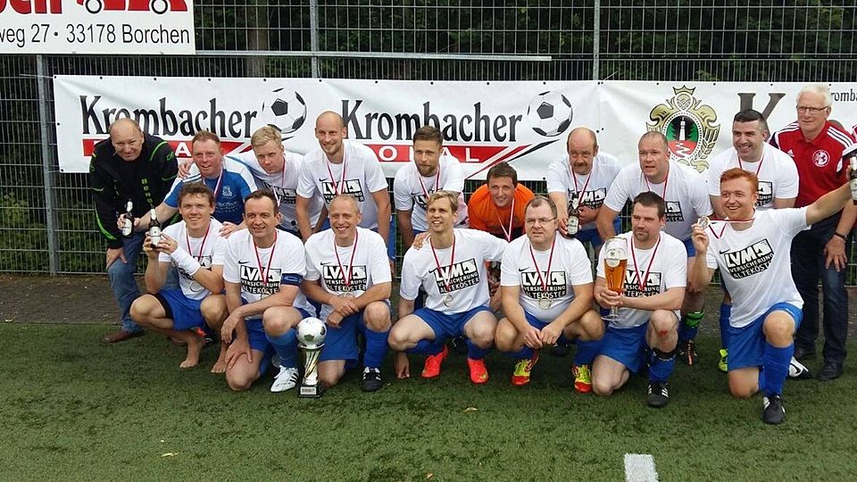 Neuer Kreispokalsieger: Die Ü32 der SG Atteln/Henglarn feiert den Finalsieg gegen Borchen.
