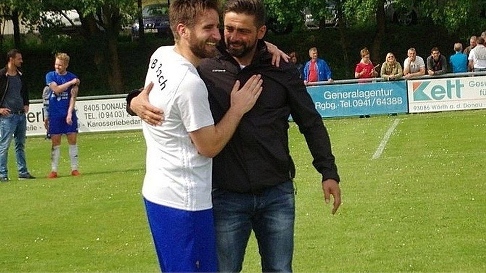Thomas Semmelmann (re.) gratuliert Max Vogl zum Aufstieg mit Bach in die Landesliga. Nun übernimmt Semmelmann mit Marco Jordan das Team. F: Schmautz