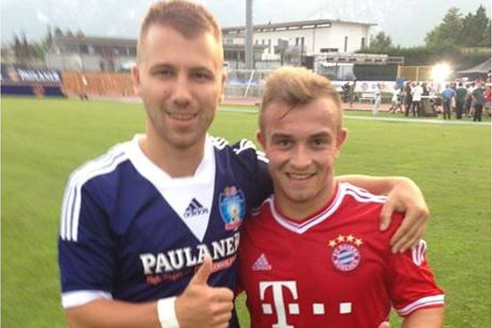 Sascha Kraft posiert nach dem Spiel mit Bayern Star Xherdan Shaqiri. Foto: privat