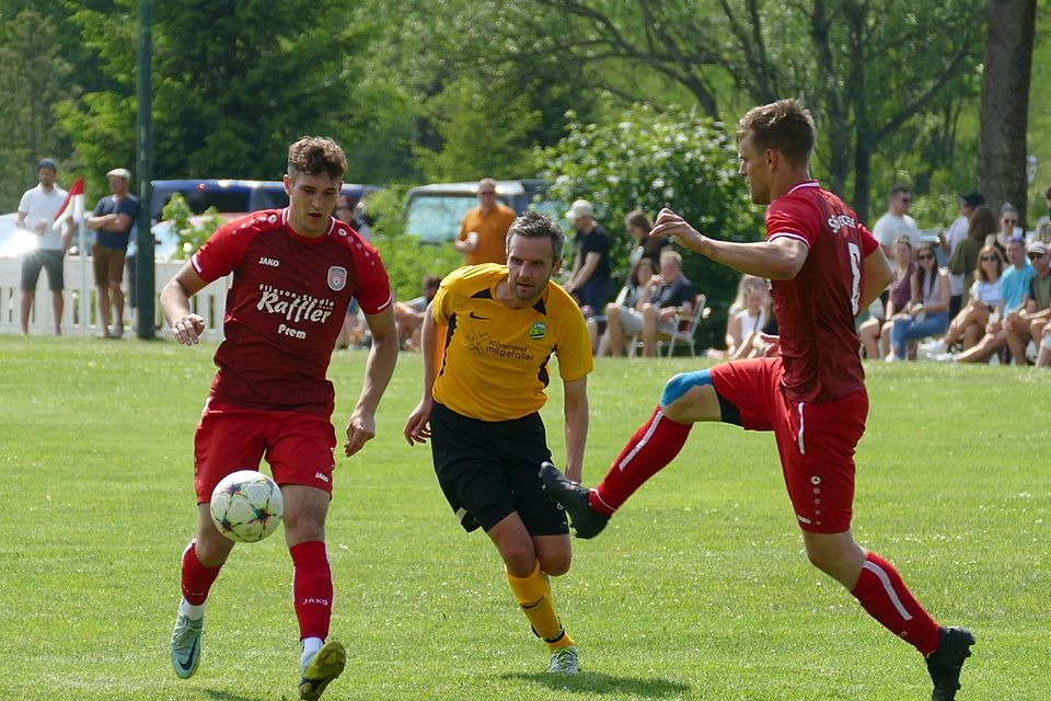 Kampf um den Ball zwischen (von links) Josef Bayrhof (Lechsee), Roman Schilcher (Kinsau) und Andreas Lory (Lechsee).
