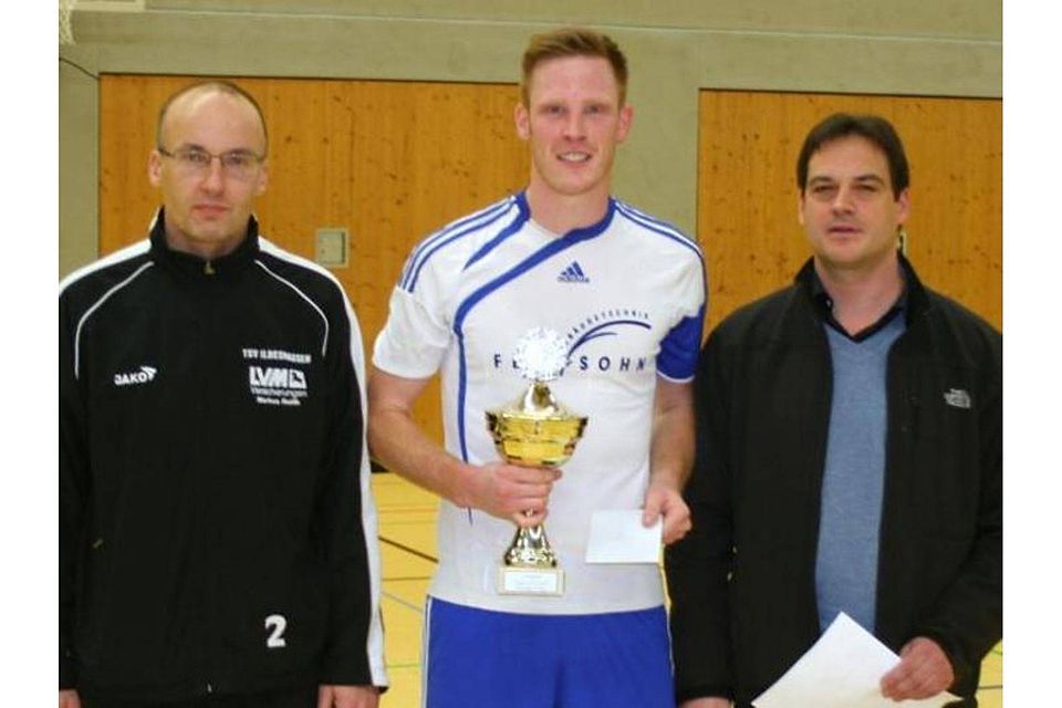 Freiensteinaus Spielführer Sebastian Krieg (Mitte) nahm den Siegerpokal Turnierverantwortlichen Karsten Beckmann (links) und Steffen Rühl entgegen. Foto: Löffler