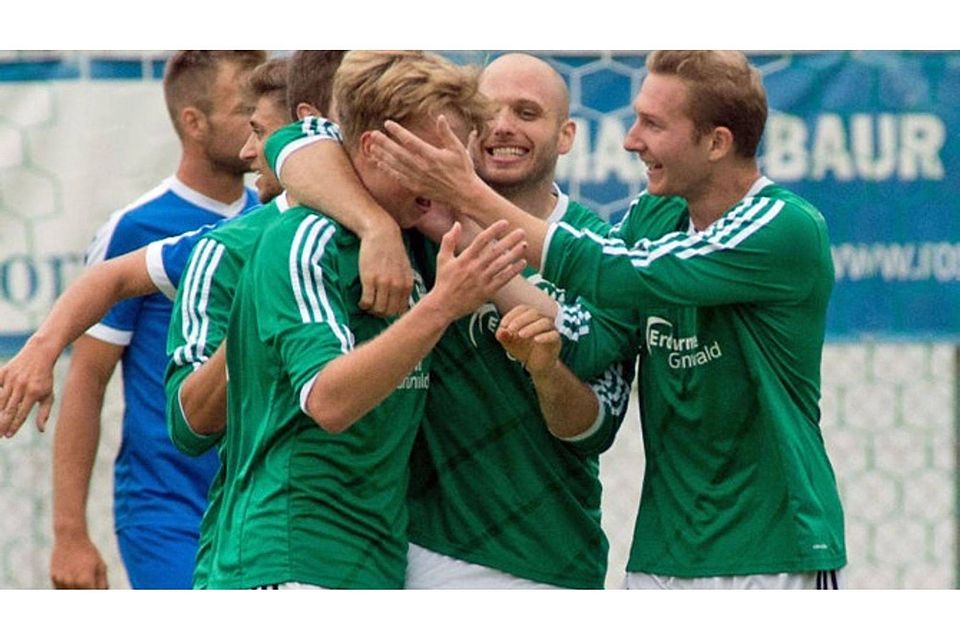 Freudige Umarmung: Die Grünwalder feiern den Führungstreffer von Franz Folda (l.), der das erste Landesliga-Tor des TSV seit zehn Jahren erzielte. Foto: Brouczek
