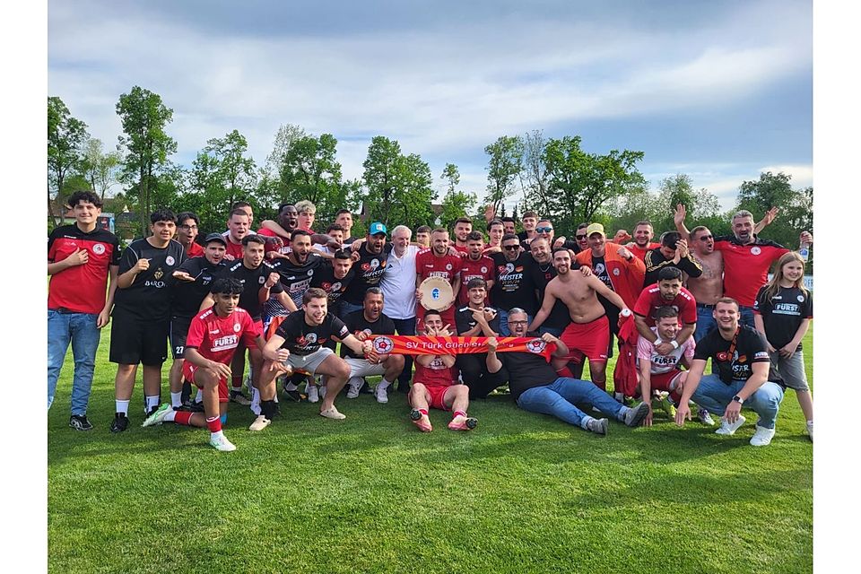 Trotz der 1:4-Auswärtsniederlage war die Freude bei der TG Straubing nach Abpfiff riesig: Die Mannschaft bekam verdientermaßen die Meisterschale überreicht und feierte anschließend den ersten Aufstieg in die Landesliga der Vereinsgeschichte. Trotz der 1:4-Auswärtsniederlage war die Freude bei der TG Straubing nach Abpfiff riesig: Die Mannschaft bekam verdientermaßen die Meisterschale überreicht und feierte anschließend den ersten Aufstieg in die Landesliga der Vereinsgeschichte.