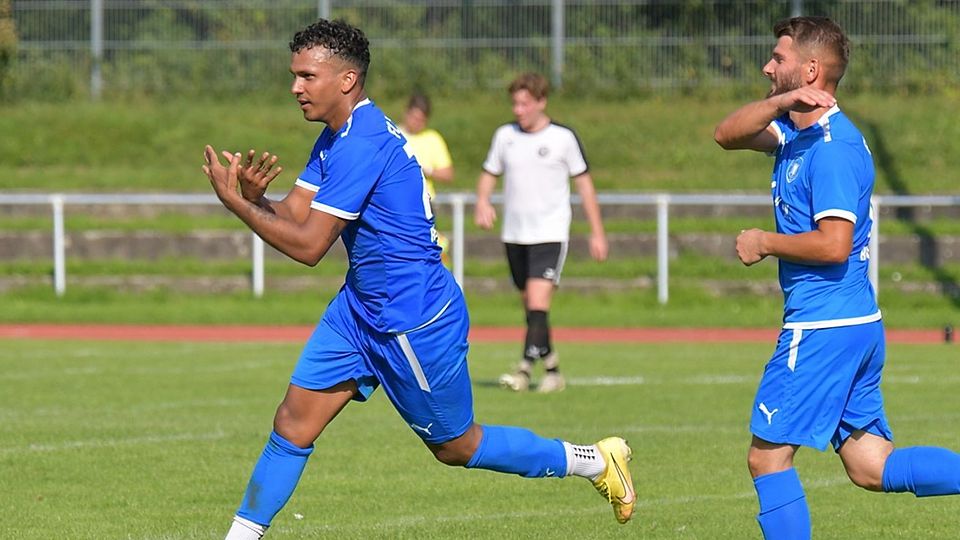 Kosova-Akteur Arthur Mendes da Silva jubelt über sein Distanztor zum zwischenzeitlichen 3:0 gegen den Sportclub.