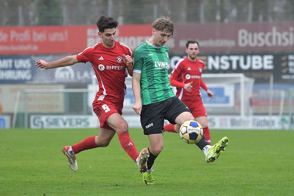 Linus Kahraman (l.) erzielt für Oberligist Victoria Clarholz im Spiel gegen den TuS Hiltrup das Siegtor. 