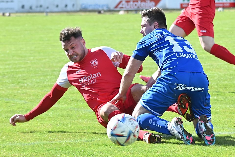 Dominik Bobinger (links) hat nicht nur den Günzburger Torjäger Maximilian Lamatsch gestoppt, er leitete mit seinem 1:0 auch den Überraschungssieg des SV Wörnitzstein ein.