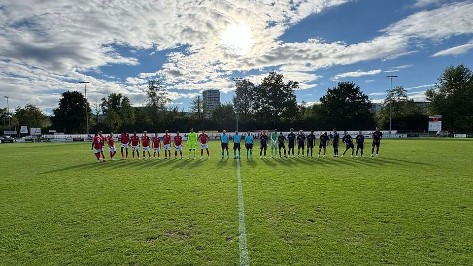Dietikon und Collina d'Oro vor dem Anpfiff - ganz links im Bild: Dreifach-Torschütze und Matchwinner Freddy M'Biye.
