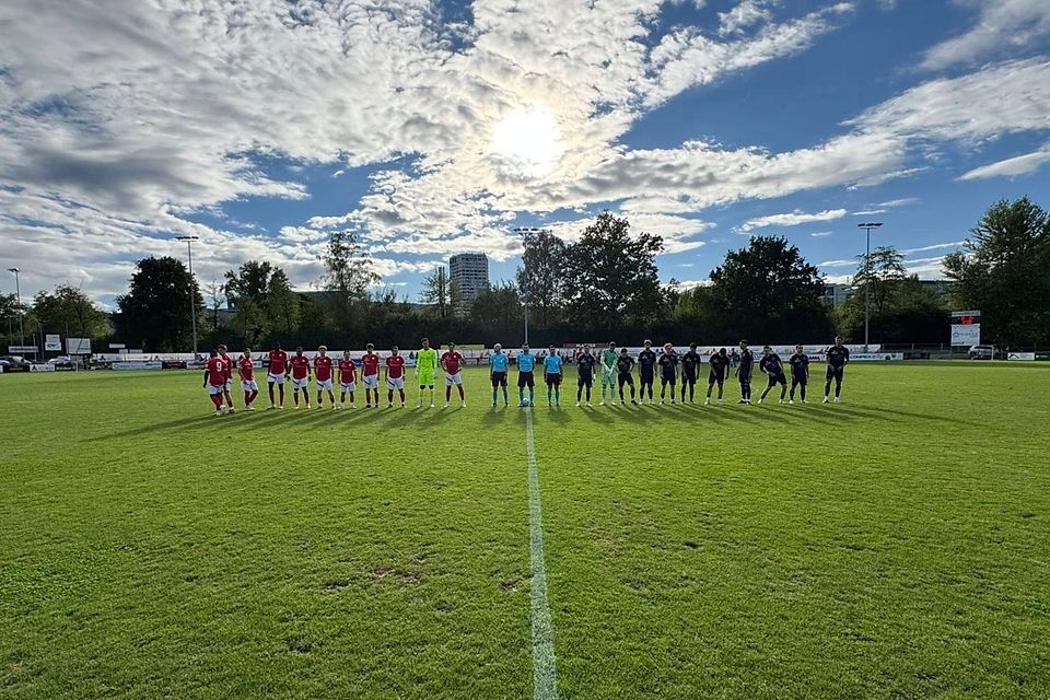 Dietikon und Collina d'Oro vor dem Anpfiff - ganz links im Bild: Dreifach-Torschütze und Matchwinner Freddy M'Biye.