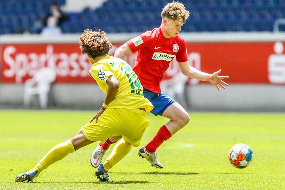 Der Wuppertaler SV (rote Trikots) entschied ein umkämpftes Finale um den Niederrheinpokal 2021 in Duisburg am „Finaltag der Amateure“ 2:1 für sich.