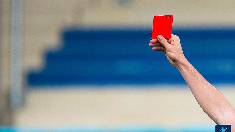 Draußen bleiben oder doch mitspielen? Diese Frage stellt sich nach einer roten Karte oftmals im Amateurfußball. 