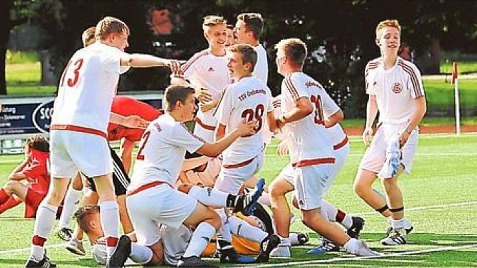 Vollkommen aufgelöst: Nach dem dramatischen Elfmeterschießen stürmen die Großenkneter Spieler  los und   jubeln mit ihrem Torhüter Tim Lenz, der drei Schüsse parierte. Michael Hiller