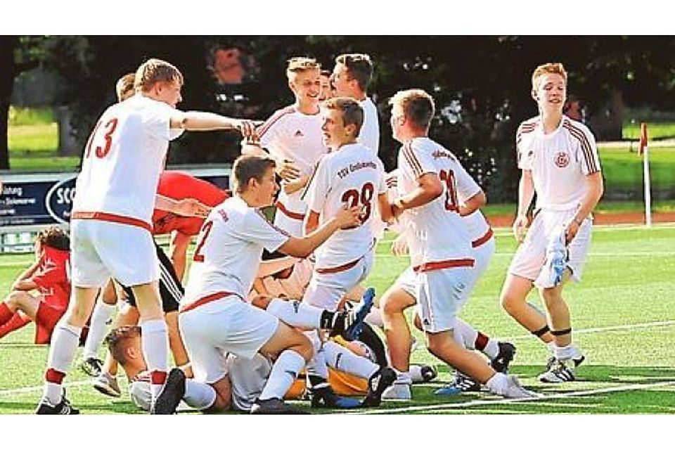 Vollkommen aufgelöst: Nach dem dramatischen Elfmeterschießen stürmen die Großenkneter Spieler  los und   jubeln mit ihrem Torhüter Tim Lenz, der drei Schüsse parierte. Michael Hiller