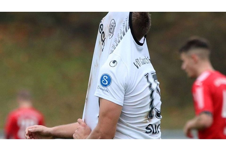 Nichts mehr sehen will Daniel Suck nach der 0:1-Niederlage des VfR Garching gegen 1860 Rosenheim.  Dieter Michalek