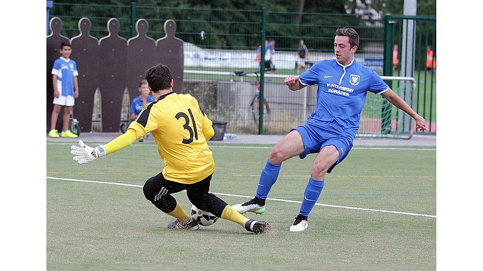 Endstation Torwart: SVW-Keeper Patrick Landersheim klärt vor dem anstürmenden Gau-Odernheimer Alexander Gabrielow. Foto: pa/Schmitz