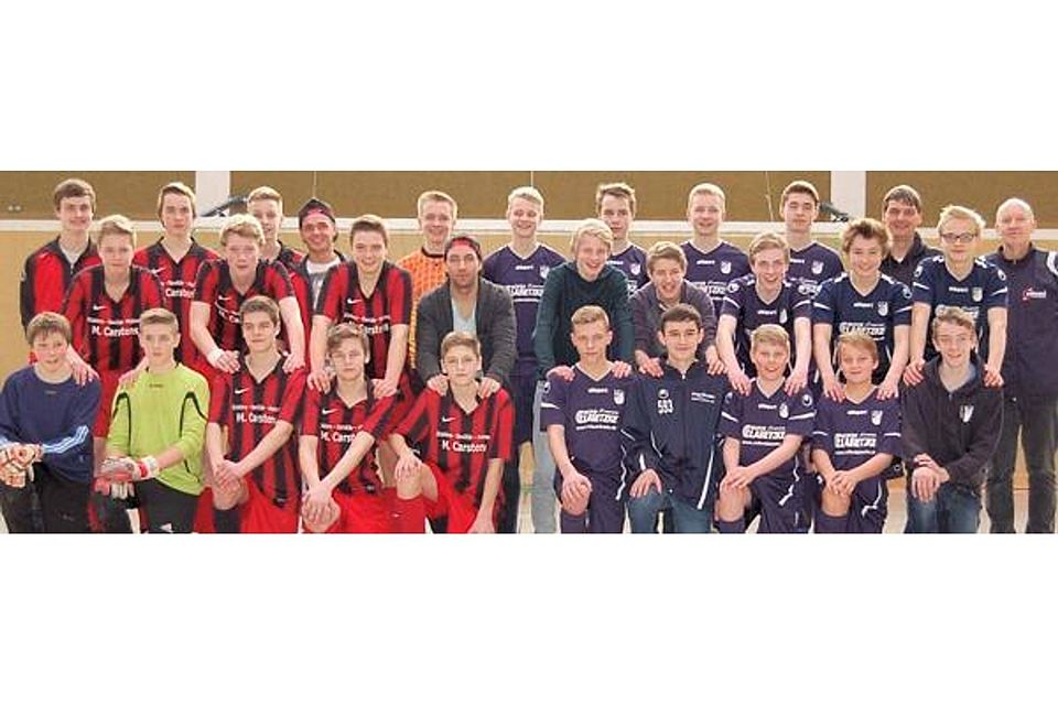 Die C-Junioren-Fußballer der JSG Lastrup/Kneheim/Hemmelte (rechts) haben am Sonnabend den Hallenkreis-Titel gewonnen. Im Finale besiegten die den SV Molbergen. Rieger