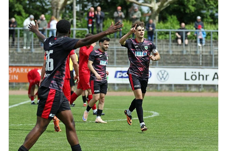 Auch künftig ein wichtiger Baustein der Wormatia-Mannschaft: Vize-Kapitän Laurenz Graf bejubelt einen seiner Treffer im VfR-Dress. Amir Moore streckt jubelnd seine Arme aus. Hinten: Spielmacher Mert Özkaya. Archivfoto: Christine Dirigo/pakalski-press Auch künftig ein wichtiger Baustein der Wormatia-Mannschaft: Vize-Kapitän Laurenz Graf bejubelt einen seiner Treffer im VfR-Dress. Amir Moore streckt jubelnd seine Arme aus. Hinten: Spielmacher Mert Özkaya. Archivfoto: Christine Dirigo/pakalski-press