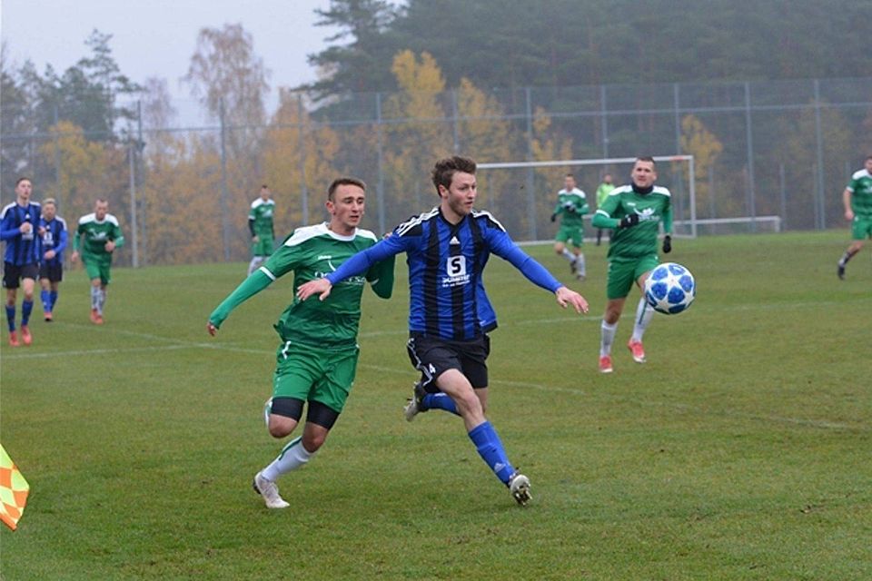 Der TSV Stulln (in Grün) startete gut in die Partie gegen den SV Raigering, unterlag aber am Ende mit 0:3. Foto: Dominik Straub