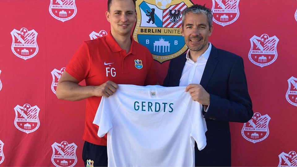 Stefan Teichmann stellt Trainer Fabian Gerdts vor. Foto: Berlin United