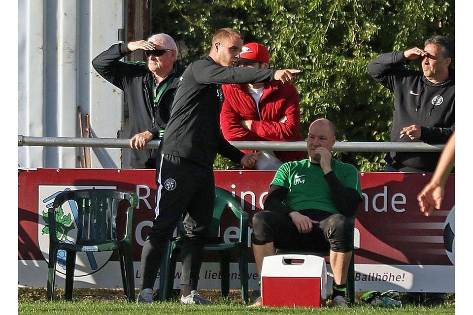 Kevin Boos zeigt, wohin sich der VfL Gundersheim orientiert. Rechts von ihm sitzt Jens Maaß.	Foto: BK/Dirigo