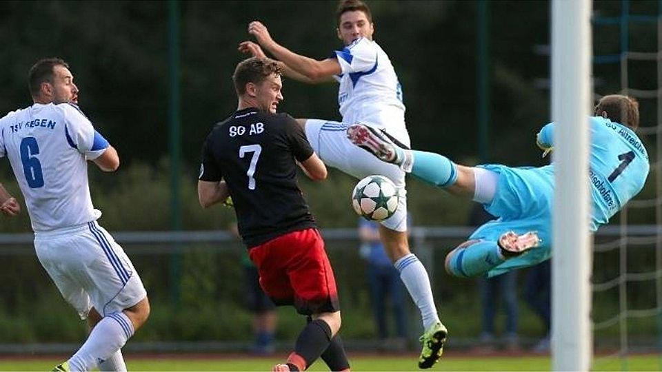 Der TSV Regen (weiße Trikots) muss beim SV Riedlhütte auf der Hut sein F: Weiderer