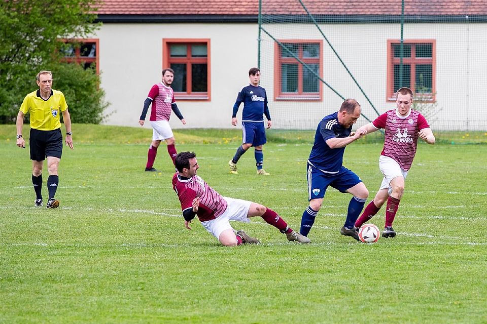 Seinen Teil zum Derbysieg beigetragen hat Hartpennings Spielertrainer Werner Klinke (2.v.r), hier im Duell mit Föchings Klaus Bialiek (l.) und Niklas Sendlinger