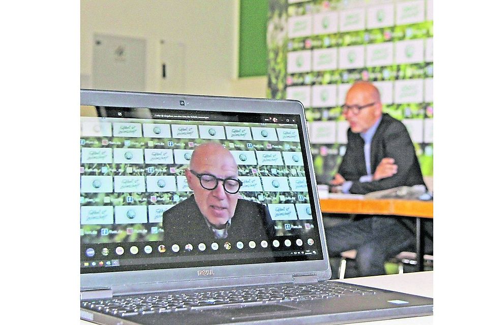 Der Präsident in doppelter Ausfertigung: Bernd Neuendorf beim ersten digitalen Verbandstag des Fußball-Verbandes Mittelrhein in Hennef.