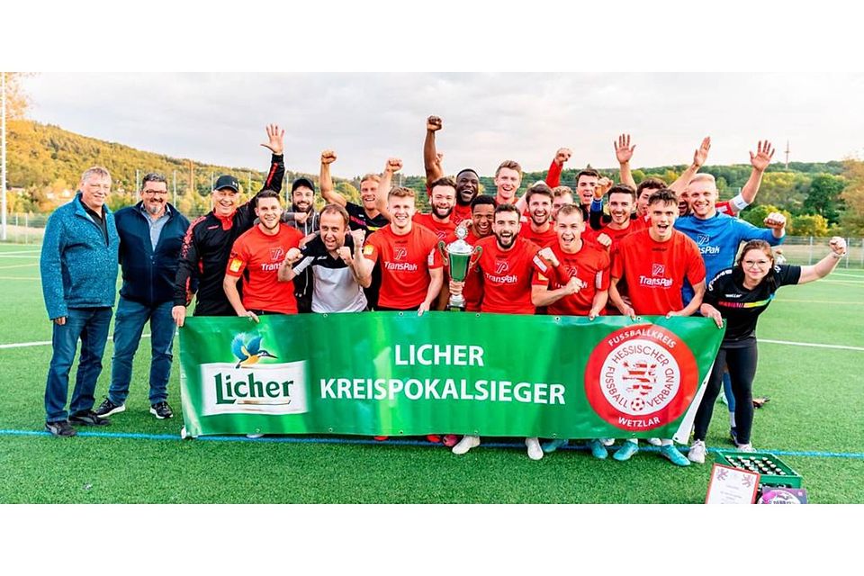 Alter und neuer Kreispokalsieger: die Mannschaft des SC Waldgirmes. Foto: Jenniver Röczey 