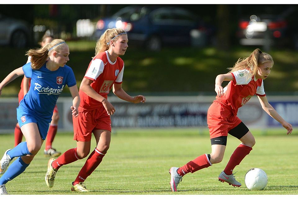 Mit 2:0 setzten sich die Meppener Zweitliga-Fußballerinnen im Test gegen  Twente Enschede durch. Das Foto zeigt Elisa Senß (r.) und Lisa-Marie Weiss. Foto: Doris Leißing