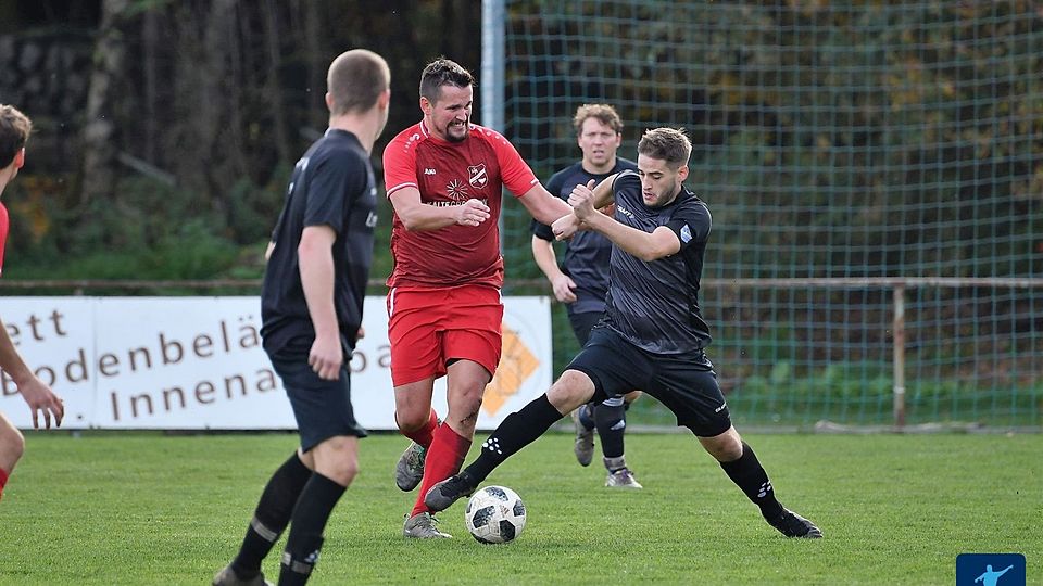 Mit der DJK Irchenrieth (in Rot) und dem SV Altenstadt/WN (in Schwarz) duellieren sich am Wochenende Meister und "Vize" der letztjährigen Oststaffel der Kreisklasse.