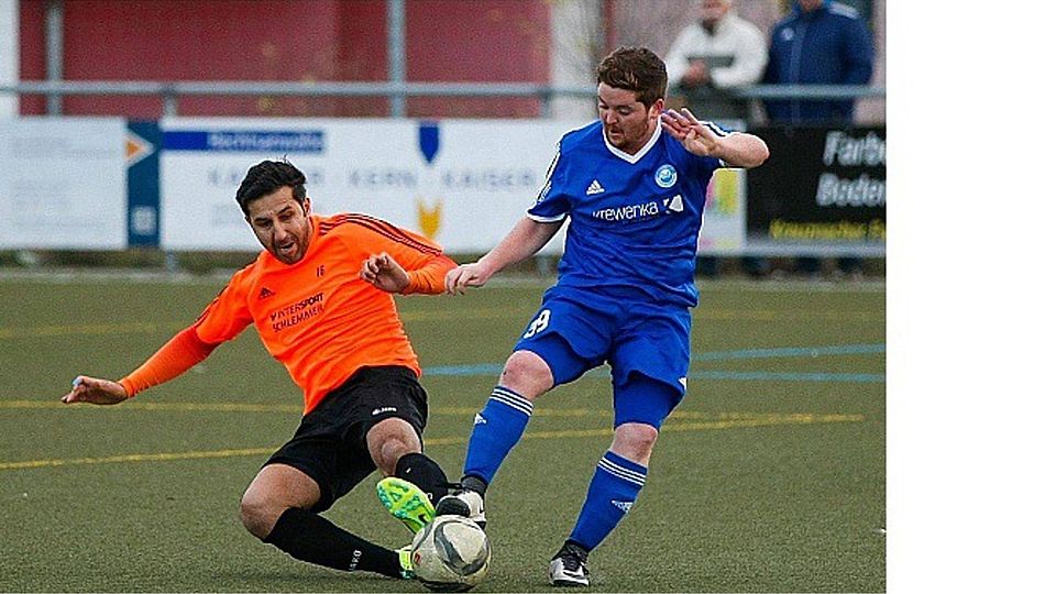 Abgegrätscht: FSV-Spielertrainer Taner Köken (links) erobert sich den Ball von Hackenheims Christoph Menger.