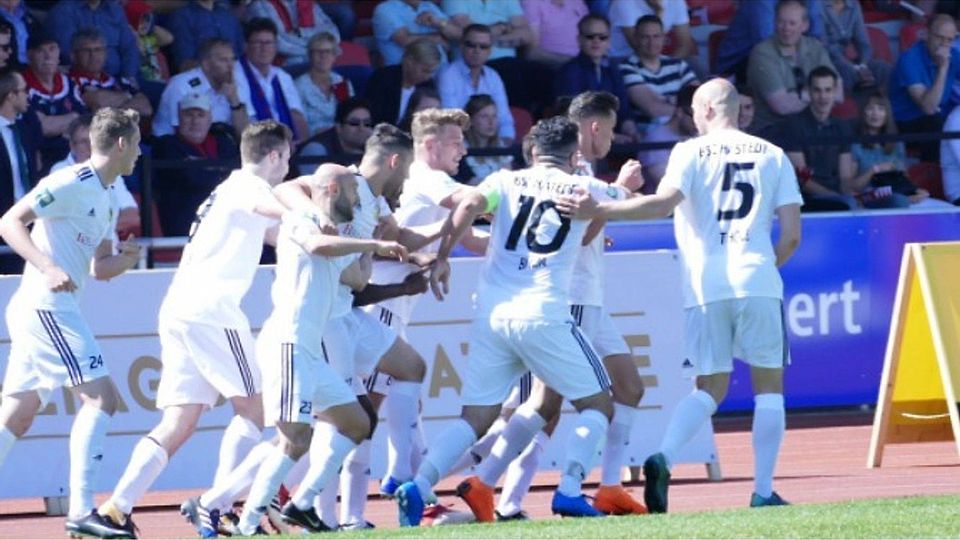 Der BSC Hastedt jubelt über den Führungstreffer von Elmehdi Faouzi (19.). Danach hatte der Bremenliga-Aufsteiger alles fest im Griff und belohnte sich mit dem größten Erfolg der Vereinsgeschichte. Foto: Volker Schmidt