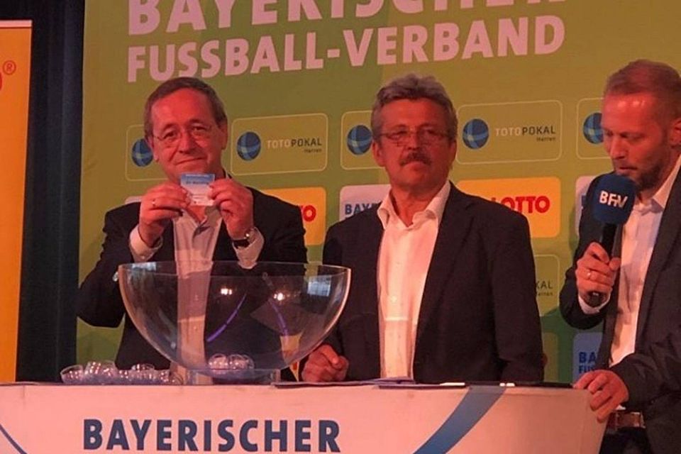 Josef Müller (links), Vizepräsident von Lotto Bayern, zog den SV Marzling an 18. Stelle aus dem Topf. Verbandsspielleiter Josef Janker (Bildmitte) schaute zu.
