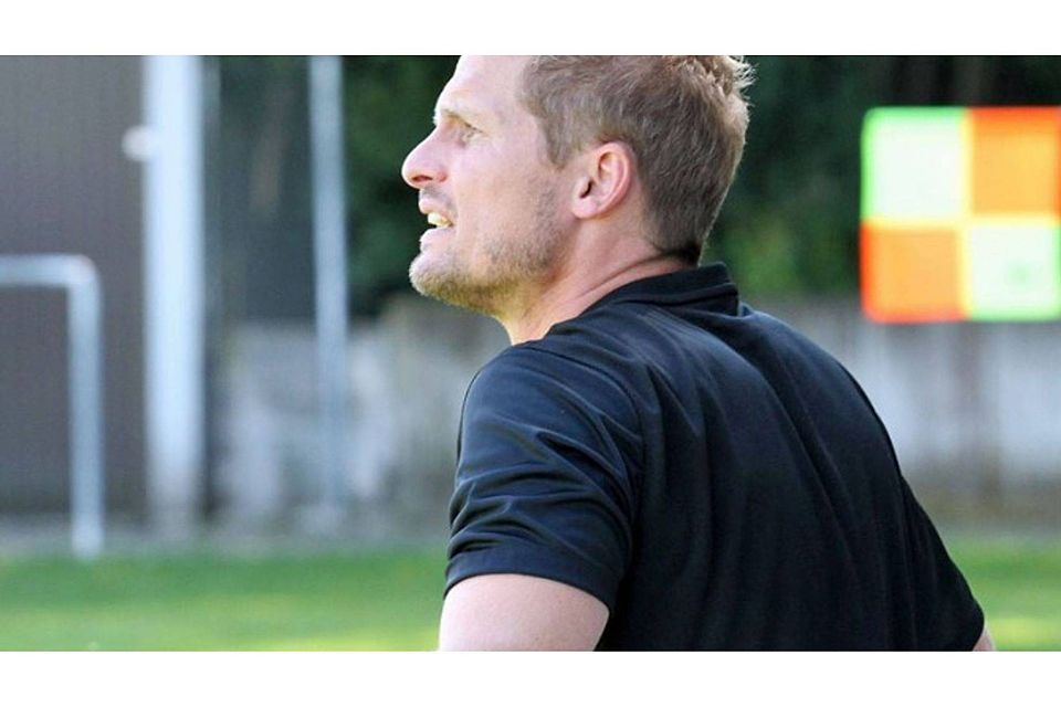 SVP-Trainer Andreas Steinweg sah bei dem einen oder anderen seiner Kicker Trainingsrückstand und fordert jetzt eine neue Serie.  foto: Dagmar Rutt