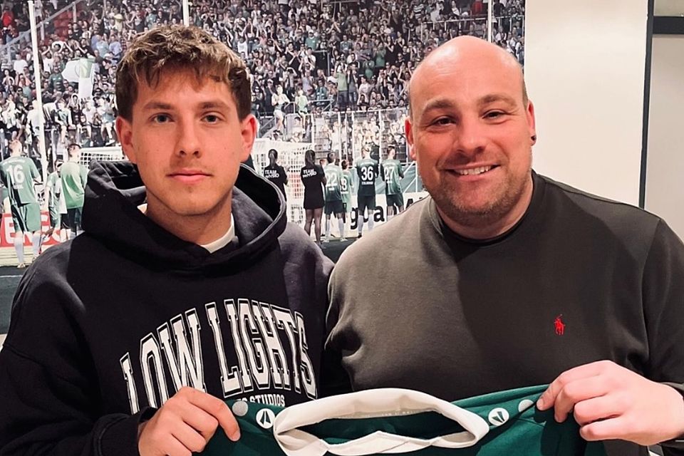 Eichstätts Sportlicher Leiter Tobias Grimm (re.) freut sich über Neuzugang Noah Schneider.